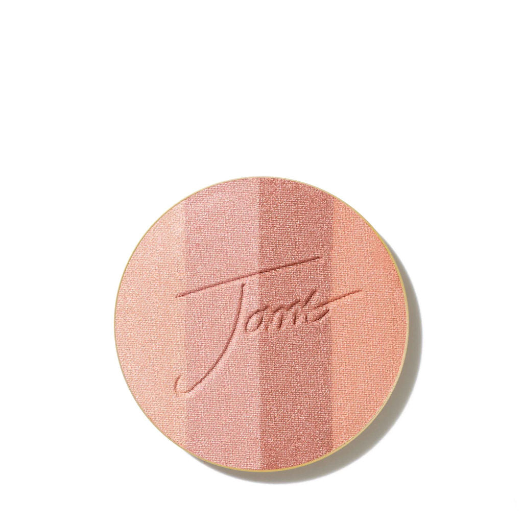 Round makeup compact with gradient color and 'Famke' branding on a white background